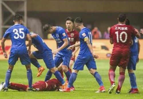  巴黎主场球迷冲突事件，俱乐部遭足协处罚  